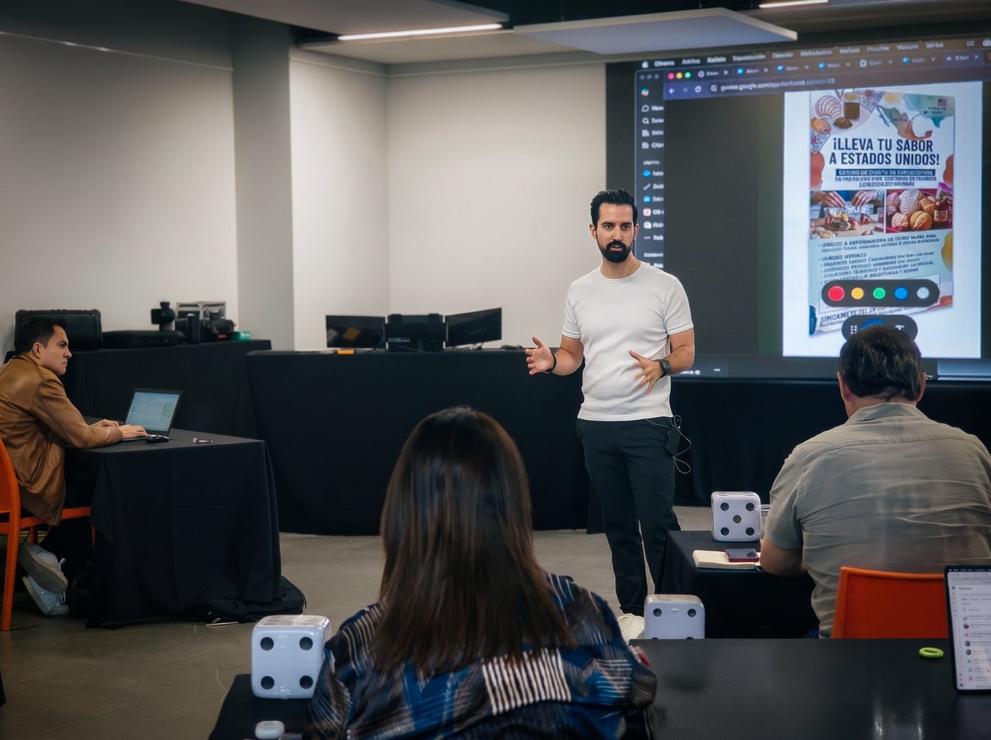 Chava Rax explicando un framework propio de Promptología